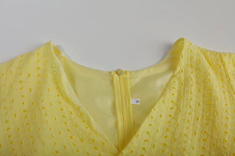 Elegantes Spitzen-Jacquardkleid mit V-Ausschnitt